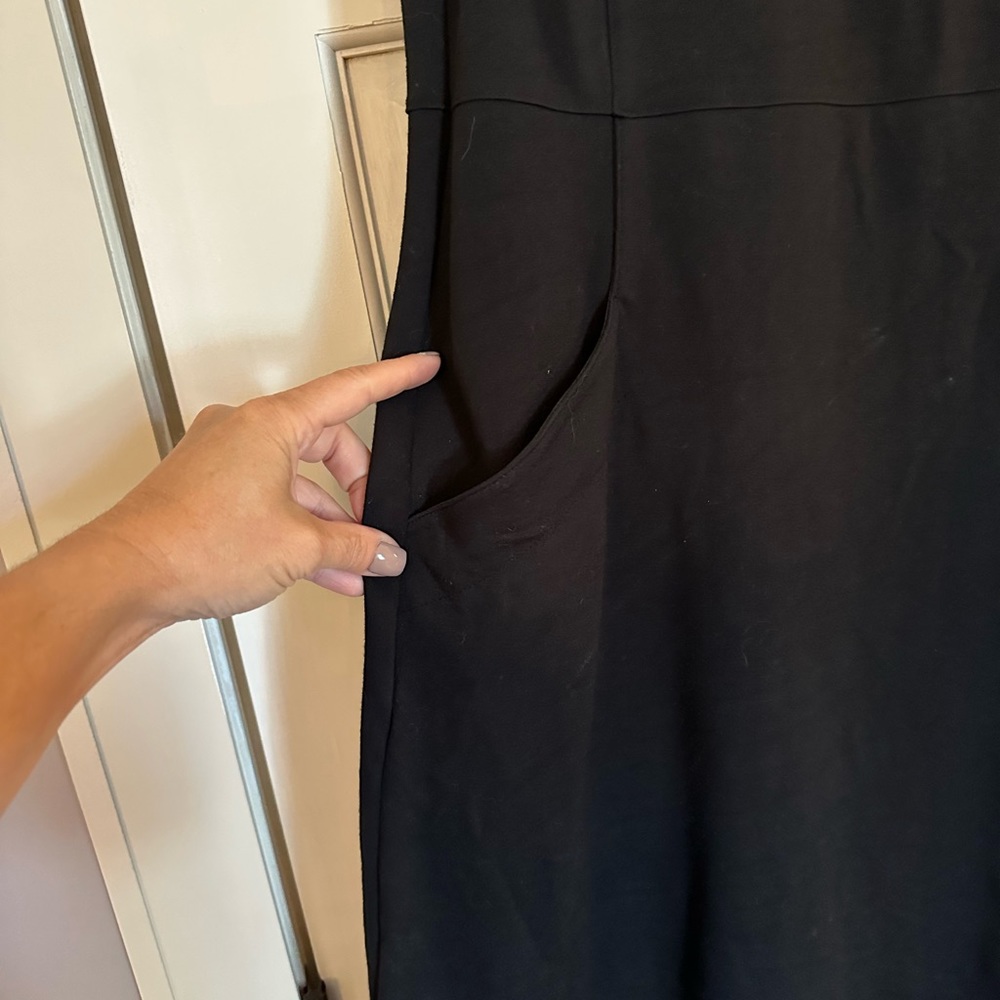 Lands End Black confront stretch dress keyhole feature